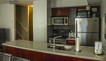 Toronto Escape - The Quartz Townhouseアパートメント